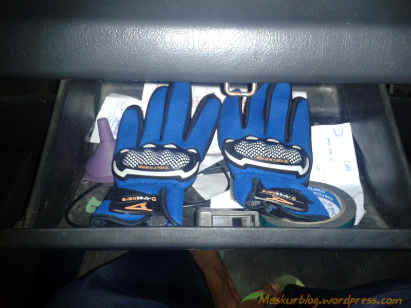 Glove di Dashboard Mobil